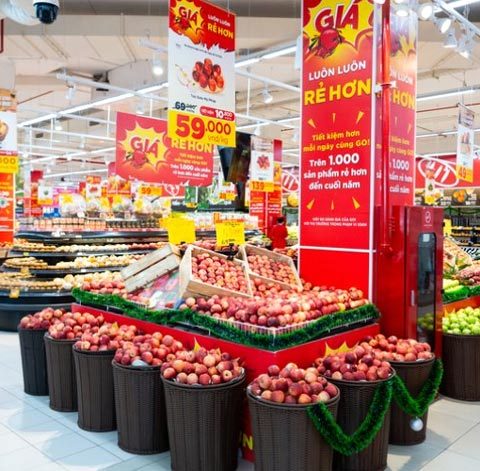 Mở siêu thị không chỉ đơn giản là nhập hàng và bán. Để vận hành hiệu quả, bạn cần chuẩn bị hệ thống thiết bị đồng bộ giúp trưng bày đẹp, bảo quản tốt và tối ưu trải nghiệm mua sắm. Bài viết này sẽ giúp bạn nắm rõ: Danh sách thiết bị bắt buộc khi mở siêu thị Gợi ý lựa chọn theo từng quy mô Điều hướng sản phẩm chuẩn – tối ưu chi phí 1. Thiết bị trưng bày siêu thị (Quan trọng nhất) Đây là nhóm thiết bị quyết định trực tiếp đến doanh thu và hành vi mua hàng. 🔹 Kệ siêu thị Kệ đơn, kệ đôi, kệ áp tường Kệ trưng bày hàng khô, hàng tiêu dùng Chất liệu sắt sơn tĩnh điện bền bỉ 👉 Vai trò: Tối ưu không gian Tăng khả năng nhìn thấy sản phẩm Tạo lối đi khoa học 🔹 Tủ mát siêu thị (thiết bị không thể thiếu) Tủ mát đứng trưng bày nước, sữa Tủ mát nằm trưng bày rau củ, thịt nguội Tủ mát không cánh (open chiller) cho siêu thị lớn 👉 Lợi ích: Giữ nhiệt ổn định 2–8°C Tăng độ tươi và thời gian bảo quản Giúp sản phẩm luôn hấp dẫn 🔥 Gợi ý sản phẩm tại Kanawa: Tủ mát siêu thị đa dạng dung tích Thiết kế kính trong suốt – tăng trưng bày Tiết kiệm điện – vận hành bền bỉ 👉 Xem ngay các mẫu tủ mát siêu thị Kanawa bán chạy nhất – gọi hotline để được tư vấn setup miễn phí! 🔹 Tủ đông công nghiệp Bảo quản thịt, cá, thực phẩm đông lạnh Dung tích lớn – phù hợp siêu thị mini đến lớn 👉 Nhiệt độ: -18°C đến -25°C 🔥 Kanawa cung cấp: Tủ đông đứng – tiết kiệm diện tích Tủ đông nằm – dung tích lớn 👉 Click xem 28+ Mẫu tủ đông công nghiệp Kanawa chính hãng – giá tốt cho chủ siêu thị mới mở! 2. Thiết bị thanh toán & quản lý bán hàng Một siêu thị chuyên nghiệp không thể thiếu hệ thống quản lý. 🔹 Máy POS bán hàng Tính tiền nhanh chóng Quản lý tồn kho 🔹 Máy quét mã vạch Tăng tốc độ thanh toán Giảm sai sót 🔹 Máy in hóa đơn 👉 Lợi ích: Tạo trải nghiệm chuyên nghiệp Giảm thất thoát 3. Thiết bị bảo quản & lưu trữ Không phải hàng nào cũng trưng bày – cần khu lưu trữ phía sau. 🔹 Tủ lạnh công nghiệp Bảo quản thực phẩm số lượng lớn 🔹 Kho đông – kho mát mini 👉 Giúp: Dự trữ hàng hóa Giảm nhập hàng nhiều lần 4. Thiết bị chế biến (nếu có khu thực phẩm tươi/sơ chế) Nếu siêu thị có khu: Thịt tươi Đồ ăn chế biến sẵn 👉 Cần thêm: Bàn inox Tủ nấu cơm công nghiệp Tủ hấp thực phẩm 🔥 Kanawa gợi ý: Tủ nấu cơm công nghiệp Thiết bị inox bếp bền chuẩn nhà hàng 👉 Xem ngay combo thiết bị bếp công nghiệp Kanawa – tối ưu chi phí cho siêu thị! 5. Thiết bị hỗ trợ khách hàng 🔹 Xe đẩy siêu thị Xe lớn, giỏ xách tay 🔹 Giỏ nhựa Phù hợp siêu thị mini 👉 Giúp tăng: Giá trị đơn hàng Trải nghiệm mua sắm 6. Thiết bị an ninh & vận hành 🔹 Camera giám sát 🔹 Cổng từ chống trộm 🔹 Hệ thống đèn chiếu sáng 👉 Vai trò: Bảo vệ hàng hóa Tăng sự chuyên nghiệp 7. Checklist mở siêu thị đầy đủ (tóm tắt) ✔ Kệ trưng bày ✔ Tủ mát siêu thị ✔ Tủ đông công nghiệp ✔ Máy POS + quét mã vạch ✔ Tủ lạnh/kho lưu trữ ✔ Xe đẩy – giỏ hàng ✔ Camera – an ninh 8. Kinh nghiệm chọn thiết bị siêu thị (RẤT QUAN TRỌNG) 👉 Chọn theo diện tích: 50m² → siêu thị mini 60–150m² → cửa hàng tiện lợi 150m² → siêu thị quy mô 👉 Ưu tiên: Tiết kiệm điện Bền – dễ bảo trì Đồng bộ thiết kế 👉 Sai lầm cần tránh: Mua thiết bị rẻ, nhanh hỏng Không tính toán công suất Thiếu tủ mát → hư hàng 9. Vì sao nên chọn thiết bị siêu thị Kanawa? ✔ Chuyên thiết bị công nghiệp cho F&B và siêu thị ✔ Đa dạng mẫu mã – đủ combo setup ✔ Giá tốt tận xưởng ✔ Hỗ trợ tư vấn layout miễn phí 👉 Bạn đang chuẩn bị mở siêu thị? Đừng mua lẻ từng thiết bị – rất tốn chi phí và thiếu đồng bộ. 🔥 Kanawa cung cấp: Combo thiết bị siêu thị trọn gói Tư vấn setup miễn phí theo mặt bằng Giao hàng toàn quốc – bảo hành rõ ràng 👉 Liên hệ ngay hotline Kanawa để nhận: Báo giá nhanh trong 5 phút Bản layout setup siêu thị miễn phí Ưu đãi riêng cho khách mở mới Để mở siêu thị thành công, bạn cần chuẩn bị đầy đủ thiết bị trưng bày – bảo quản – vận hành. Trong đó, tủ mát và tủ đông là yếu tố cốt lõi quyết định chất lượng hàng hóa và doanh thu. 👉 Lựa chọn đúng ngay từ đầu sẽ giúp bạn: Tiết kiệm chi phí Vận hành ổn định Tăng lợi nhuận lâu dài>>> Xem thêm chi tiết tại: Mở siêu thị cần những thiết bị gì? Danh sách đầy đủ từ A–Z